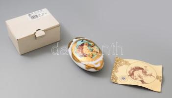 Hollóházi porcelán bonbonier Faragó Miklós (1947- ) által tervezett: A négy évszak - Ősz dekorral. Limitált szériás. Kézzel sorszámozott: 1126/1999, levonóképes, aranyozott, jelzett, hibátlan, certifikáttal, díszdobozban, h: 15 cm