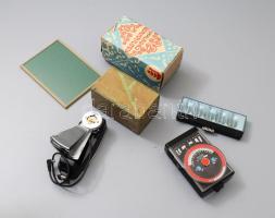 Fényképező bolha tétel, Toshiba szétnyitható vaku, szovjet bakelit szűrőtartó tok, vakuizzók, fénymérő, Törpe nagyítógép zöld üvegbetét.