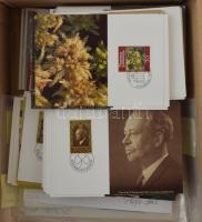 Liechtenstein Carte Maximum szép tétel duplikátokkal hullámkarton dobozban, hozzá angol és egyéb FDC-k, kevés postatiszta bélyeg, stb