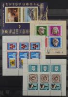 11 db 16 lapos Lindner A/4 berakó, mindegyikben modern blokkgyűjtemény 1961-1980. Magas katalógus ér...