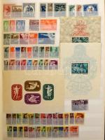 13 berakót tartalmazó nagybani tétel, 8 db 16 lapos A/4 berakóban 1980 előtti gyűjtemények, bennük kevés régi anyag 1925-től, 5 db 8 lapos berakóban a 80-as évek anyaga. Könnyen kezelhető magas katalógus értékű anyag, viszonteladónak, felbontásra ajánljuk.