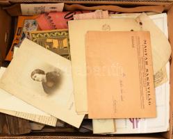 Egy banánosládányi papírrégiség: okmányok, nyomtatványok, reklám, fotók, stb,