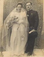 ca 1940 M. kir. Repülőoktató katonatiszt fotóalbuma 58 db a katonasághoz, budaörsi reptérhez kötődő, magyar légierő pilótáit, repülőgépeket ábrázoló feliratozott fénykép albumban, valamint további kb 60 családi fénykép, melyek között szintén vannak érdekesek, vívás, Szent György hegy, stb.   ca 1940 Photo album of a military officer of the Royal Hungarian Air Force, flight instructor. 58 labeled photographs in the album depicting Hungarian Air Force pilots and aircraft related to the military, Budaörs airport, as well as approximately 60 additional family photographs, among which there are also interesting ones, fencing, St. George's Hill, etc.