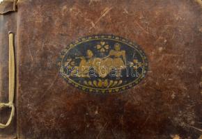 1942-43 II. világháborús pilóta felvételei, nagyrészt a keleti fronton készített fényképek. Érdekes fotók: repülőgépek, sírok, tömegsírok összesen több mint 150 fénykép albumban, feliratozva, dátumozva.       1942-43 World War II pilot's photographs, mostly taken on the Eastern Front. Interesting photos: airplanes, graves, mass graves, more than 150 photos in a total album, captioned and dated.