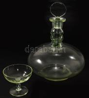 cca 1910 Uránnal színezett dugós italos üveg és egy pohár, poháron kis pattanással, m: 6-20,5 cm