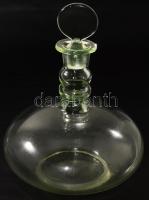 cca 1910 Uránnal színezett dugós italos üveg és egy pohár, poháron kis pattanással, m: 6-20,5 cm