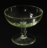 cca 1910 Uránnal színezett dugós italos üveg és egy pohár, poháron kis pattanással, m: 6-20,5 cm