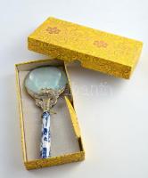 Régebbi kínai nagyító porcelán markolattal, dobozában, h: 18 cm