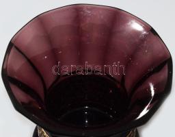 cca 1930 Walther and Sohne art deco ametisztüveg váza, körbefutó aranyozott frízzel, jelzett, minimá...