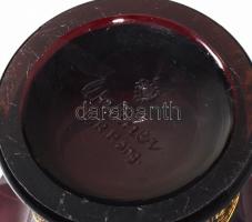 cca 1930 Walther and Sohne art deco ametisztüveg váza, körbefutó aranyozott frízzel, jelzett, minimá...