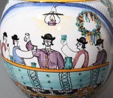 1948 Modra nagyméretű díszkancsó, italozó férfiak mintájával festve, jelzett, minimális felületi kop...