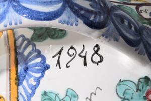 1948 Modra nagyméretű díszkancsó, italozó férfiak mintájával festve, jelzett, minimális felületi kop...