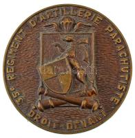 Franciaország DN "35e Regiment d'Artillerie Parachutiste - Droit-Devant (35. ejtőernyős tüzérezred - Egyenesen előre)" egyoldalas, öntött bronz emlékérem (150mm) T:XF France ND "35e Regiment d'Artillerie Parachutiste - Droit-Devant (35th Parachute Artillery Regiment - Straight Ahead)" single-sided, cast bronze commemorative medal (150mm) C:XF