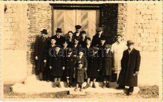 1937 Komárom, Komárno; csoportkép az árvaház előtt. Foto Névery / group picture in front of the orpahange. photo