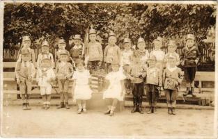 Ismeretlen település, óvodás gyerekek huszár ruhában, magyar címerrel, csoportkép. photo (b)