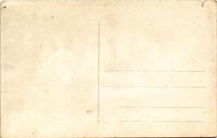 Ismeretlen település, óvodás gyerekek huszár ruhában, magyar címerrel, csoportkép. photo (b)