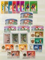 Észak-Korea modern motívum tétel sorokkal, blokkokkal, másodpéldányokkal 2 db 8 lapos, A/4-es berakóban