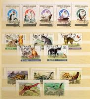 Észak-Korea modern motívum tétel sorokkal, blokkokkal, másodpéldányokkal 2 db 8 lapos, A/4-es berakó...