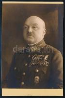 cca 1930-1940 A M. Kir. Honvédség magas rangú tisztje (ezredes), Vitézi jelvénnyel, illetve számos kitüntetéssel, közte a Vaskorona-rend III. osztálya, Katonai Érdemérem, Károly-csapatkereszt, Tiszti Szolgálati Jel, stb. Fotó, kartonra ragasztva, 15,5x11 cm