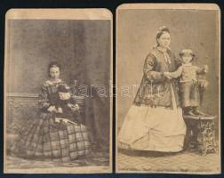 cca 1865 Anyák gyermekeikkel, 2 db vizitkártya Heinrich Weinem pesti műterméből (,,Heinrich Weinem Photograf u. Xilograf, Pest, Üllöer Strasse No. 7"), foltosak, aljuk vágott, 9,5x6 cm körüli méretben. (Az egyik első budapesti fényképészeti műterem. Ritka!)