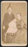cca 1865 Anya gyermekeivel, vizitkártya Strelisky Lipót (1816-1905) pesti műterméből, kissé foltos, 10x6 cm