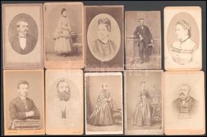 cca 1860-1875 Férfi és női portrék, 10 db vizitkártya, különféle (főként pesti és budai) műtermekből (közte Strelisky Lipót, Simonyi Antal, Kohaut József, stb.), változó állapotban