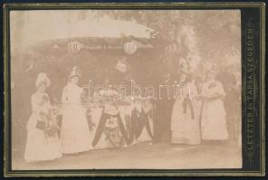 cca 1890 Szeged, elegáns hölgyek egy vásári standnál, keményhátú fotó Letzter és Társa szegedi műterméből, 11x16,5 cm