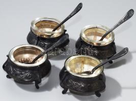 4 darabos ezüstözött fűszerkínáló szett, üvegbetétes, kanalakkal, m: 4 cm