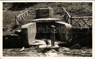 Radnaborberek, Valea Vinului; Széchenyi forrás kisgyerekkel / mineral water spring with child (gyűrődés / crease)