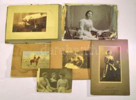 cca 1870-1910 A szegedi Szarvady és Fluck (Fluk) családhoz kapcsolódó fotók, közte Szarvady Lajosné raggambi Fluck Rózsa (1863-?) portréi (férje, Szarvady Lajos (1851-1927) több szegedi vállalat - pl. a Szeged-Csongrádi Takarékpénztár vagy az ,,Orion" Bőrgyár Rt. - elnöke ill. igazgatósági tagja volt, valamint egy ideig a Szegedi Kereskedelmi és Iparkamara elnöki tisztségét is betöltötte); egy Landau Alajos szegedi műterméből származó vizitkártya; egy szecessziós, nemzetiszínű zsinórral fűzött fotóalbum, benne beragasztva szegedi és egyéb fotókkal; valamint további (nagyrészt keményhátú) portrék, családi fotók. Változó méretben és állapotban, közte sérült is.