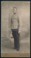 cca 1910-1915 Katonatiszt (főhadnagy) egészalakos portréja, egyenruháján szalagsávokkal, szablyával, kabinetfotó Alpár Henrik besztercebányai (Banská Bystrica) műterméből, 20,5x11 cm