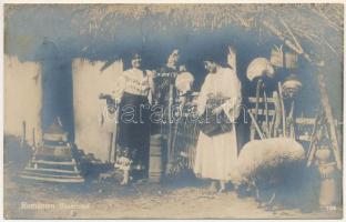 Rumänien Bauernhof / Román tanya, udvar, nők népviseletben / Romanian folklore, farm, women in folk costume. photo (gyűrődés / crease)