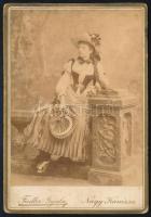 cca 1880-1890 Fiatal hölgy érdekes, díszes öltözetben, kezében sarlóval, kabinetfotó Fiedler Gyula nagykanizsai műterméből, kissé viseltes, 16,5x11,5 cm