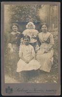 cca 1905 Lányok csoportképe, kabinetfotó Szelényi és Kovács budapesti (VIII., József u. 43.) műterméből, kissé foltos, sarkain kissé sérült, 17x11 cm (Ritka!)