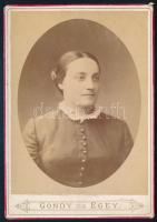 cca 1880 Hölgy (Papp Anna) portréja, kabinetfotó Gondy és Egey debreceni műterméből, feliratozva, sarkain kissé sérült, 16x11 cm