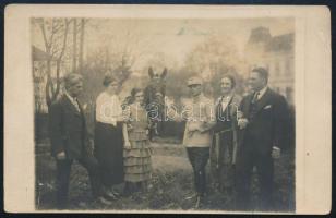 cca 1910-1920 Társaság román egyenruhás katonával és lóval, fotólap, jelzés nélkül, minimálisan sérült, 9x14 cm