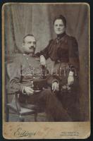cca 1910 Tábori postás és felesége, kabinetfotó Erdényi Ignác budapesti műterméből, kissé viseltes, foltos, 16,5x10,5 cm (Ritka!)