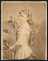 1878 csíkszentkirályi és krasznahorkai gróf Andrássy Karolina (1865-1937) csillagkeresztes hölgy, gróf Karátsonyi Jenő (1861-1933) császári és királyi kamarás, valóságos belső titkos tanácsos, főrendházi tag későbbi feleségének fiatalkori portréja. Kabinetfotó Klösz György budapesti műterméből, a hátoldalon feliratozva, törésnyomokkal, foltos, alját levágták, 14x11 cm