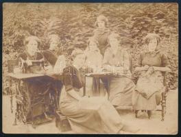 cca 1900 Hölgyek varrógéppel (háztartási- / varrótanfolyam csoportképe?), fotó, jelzés nélkül, 9x12 cm