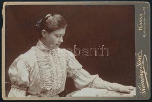 cca 1910 Elegáns fiatal hölgy portréja, kabinetfotó Kemény Jenő kassai műterméből, díszes, szecessziós verzóval, szélén kisebb sérüléssel, 11x16,5 cm