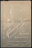 cca 1910 Elegáns fiatal hölgy portréja, kabinetfotó Kemény Jenő kassai műterméből, díszes, szecesszi...