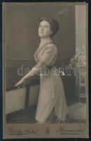 cca 1910 Elegáns hölgy portréja, kabinetfotó Bódy Béla rimaszombati műterméből, szélén kis sérüléssel, 16,5x10,5 cm (Ritka!)