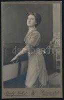 cca 1910 Elegáns hölgy portréja, kabinetfotó Bódy Béla rimaszombati műterméből, 16,5x10,5 cm (Ritka!)