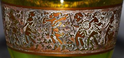 cca 1910/30 Moser Karlsbad urániumüveg talpas pohár, körbefutó aranyozott fríz díszítéssel, jelzés n...