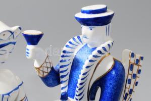 Hollóházi népviseletbe öltözött pár, betyár vállán puskával kézzel festett, jelzett, hibátlan, m: 21...