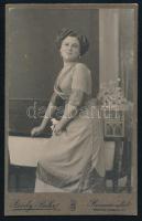 cca 1910 Elegáns hölgy portréja, kabinetfotó Bódy Béla rimaszombati műterméből, 16,5x10,5 cm (Ritka!)