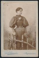 cca 1890-1900 Elegáns fiatal hölgy portréja, kabinetfotó Gelle Barnabás rimaszombati műterméből, rendkívül dekoratív verzóval, kissé foltos, 16,5x11 cm (Ritka!)