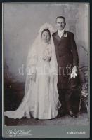 cca 1900 Esküvői fotó, kabinetfotó Reif Emil rimaszombati műterméből (,,Elsö Gömörmegyei fényirda"), kissé foltos, 16,5x10,5 cm (Ritka!)