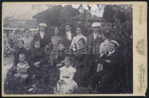 cca 1910 Elegáns társaság csoportképe, keményhátú fotó Divald Károly fia eperjesi műterméből, sarkán kisebb sérüléssel, 10,5x16,5 cm