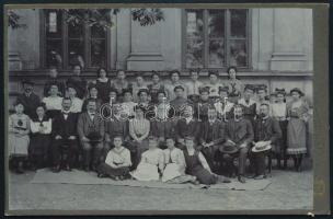 cca 1910 Bielitz (Bielsko, Lengyelország), leányiskola tanárainak és diákjainak csoportképe, keményhátú fotó J. Kleinberger műterméből, szecessziós verzóval, 11x16,5 cm